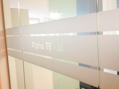 Büro mit Glasdekor-Folienstreifen Köln