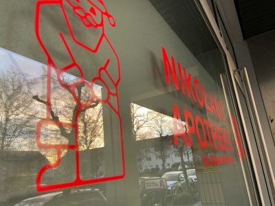 Nikolaus Apotheke Koeln Schaufensterbeschriftung